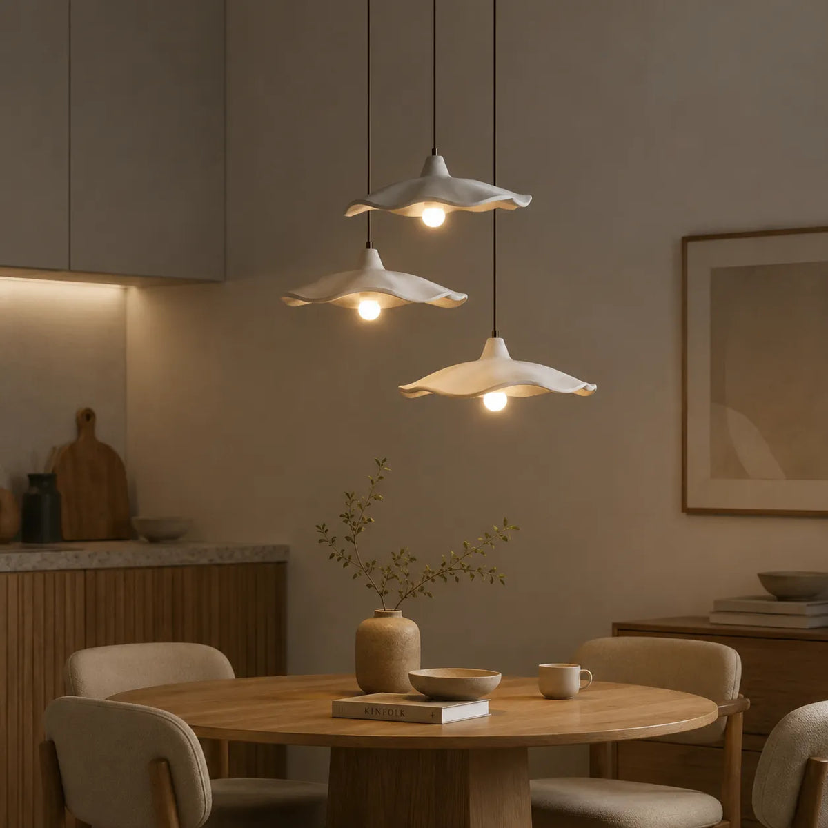 Suspension avec motif sculpté de fleur en ciment et douce lumière d’ambiance