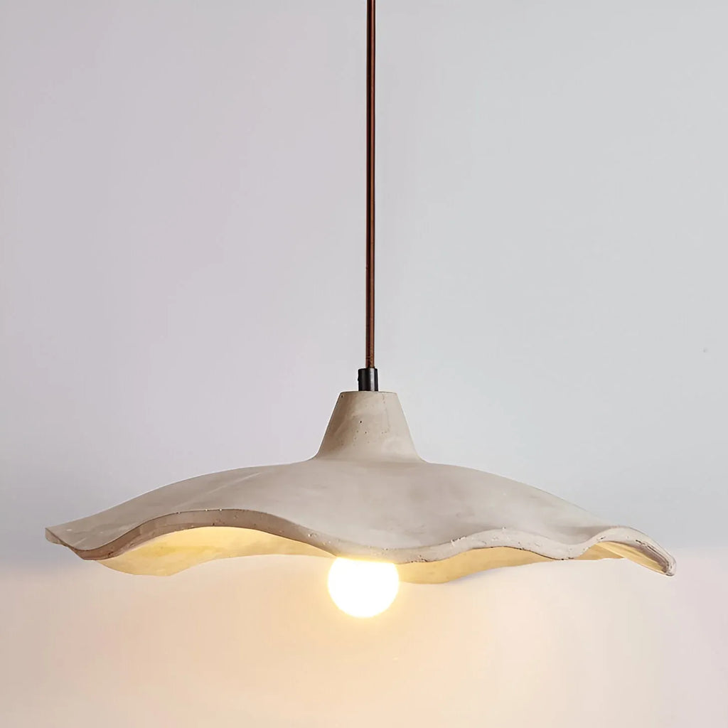 Suspension avec motif sculpté de fleur en ciment et douce lumière d’ambiance