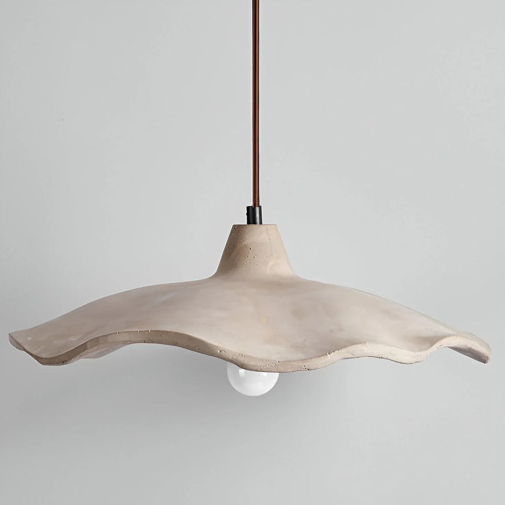 Suspension avec motif sculpté de fleur en ciment et douce lumière d’ambiance