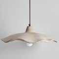 Suspension avec motif sculpté de fleur en ciment et douce lumière d’ambiance