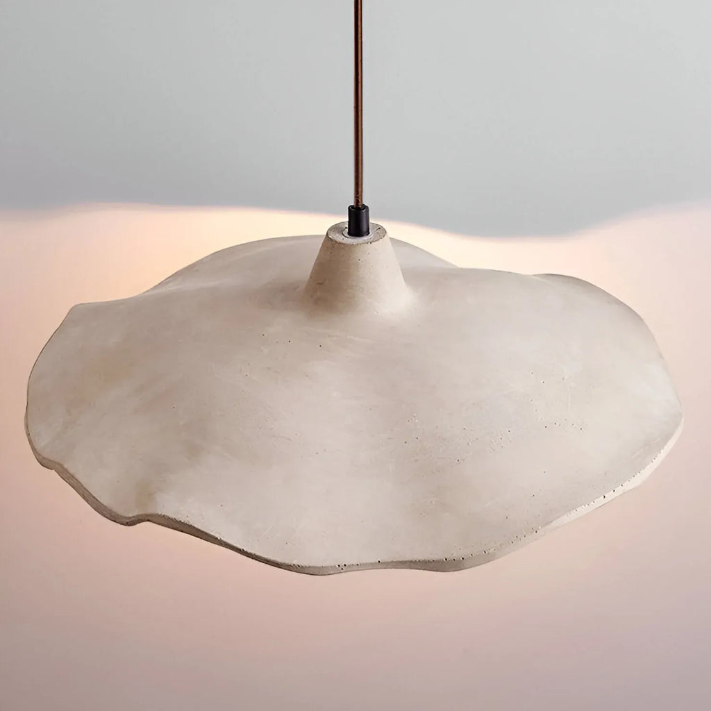 Suspension avec motif sculpté de fleur en ciment et douce lumière d’ambiance