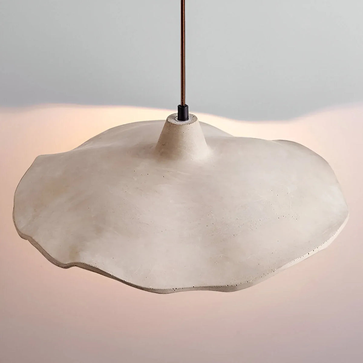 Suspension avec motif sculpté de fleur en ciment et douce lumière d’ambiance