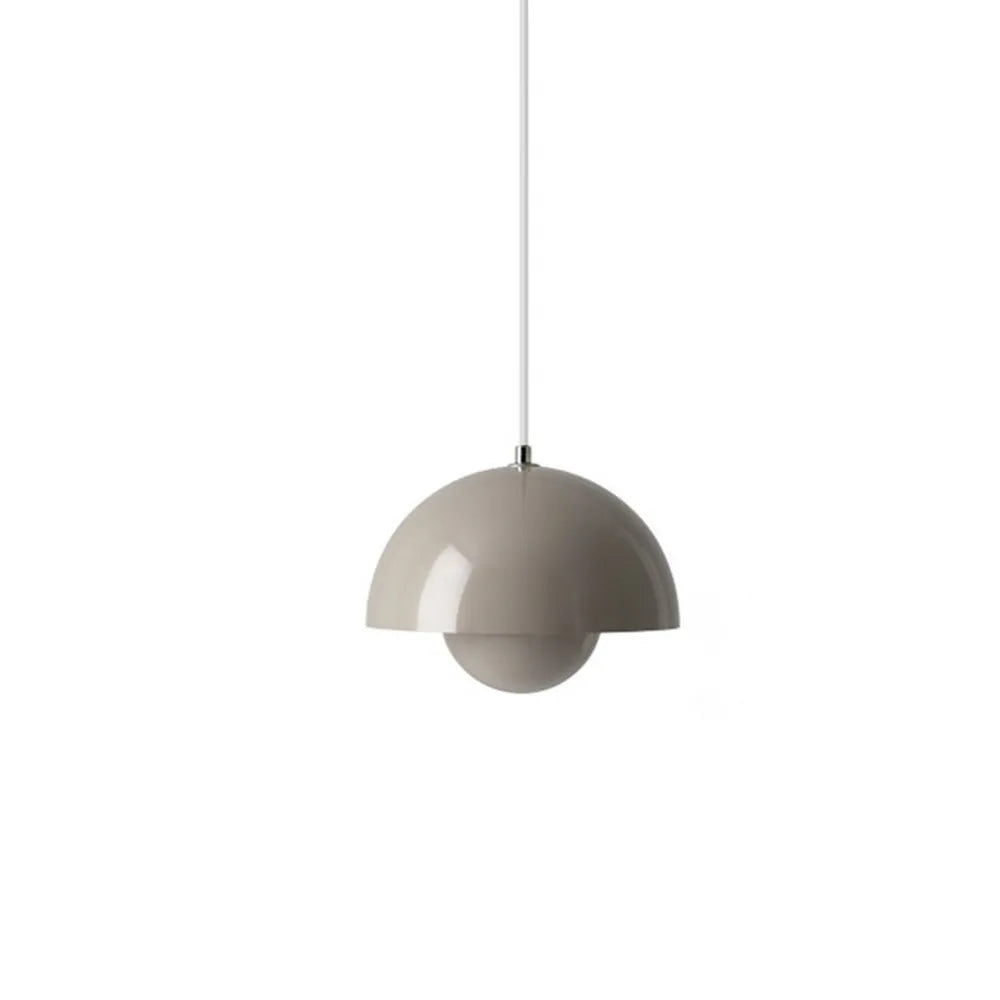 Lámpara colgante con cable ajustable y diseño metálico inspirado en un hongo