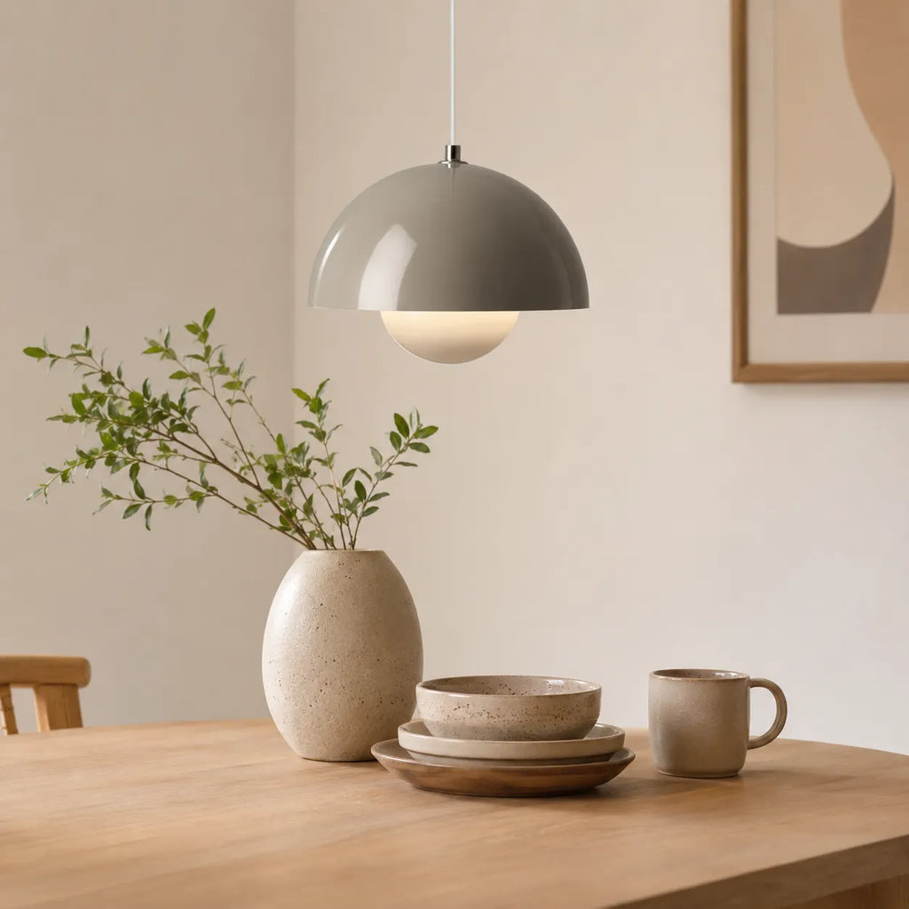 Lampada a sospensione con cavo regolabile e design in metallo ispirato a un fungo