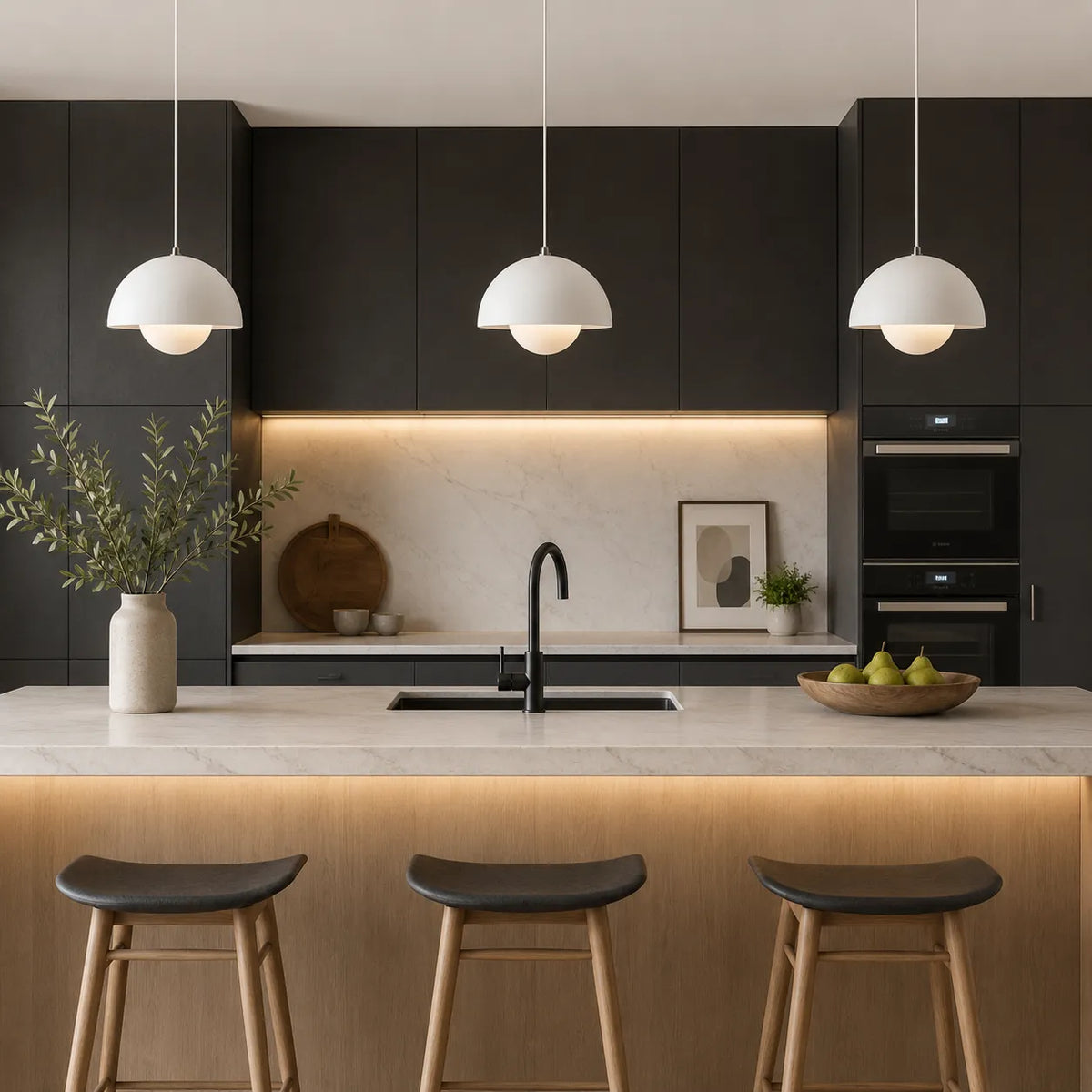 Lámpara colgante con cable ajustable y diseño metálico inspirado en un hongo