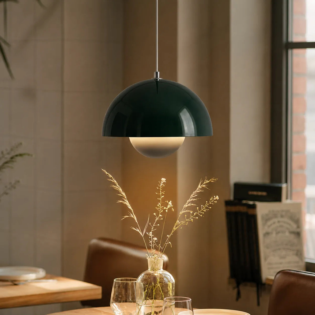 Lampada a sospensione con cavo regolabile e design in metallo ispirato a un fungo