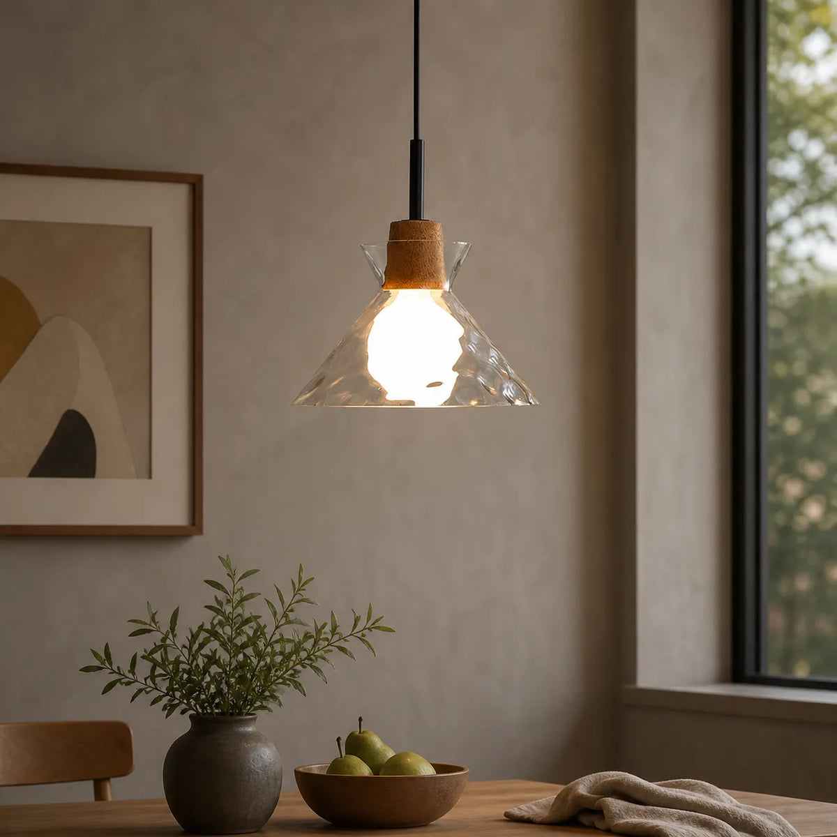 Lámpara colgante con cúpula de vidrio transparente y detalle de madera para sala de estar, comedor y cocina