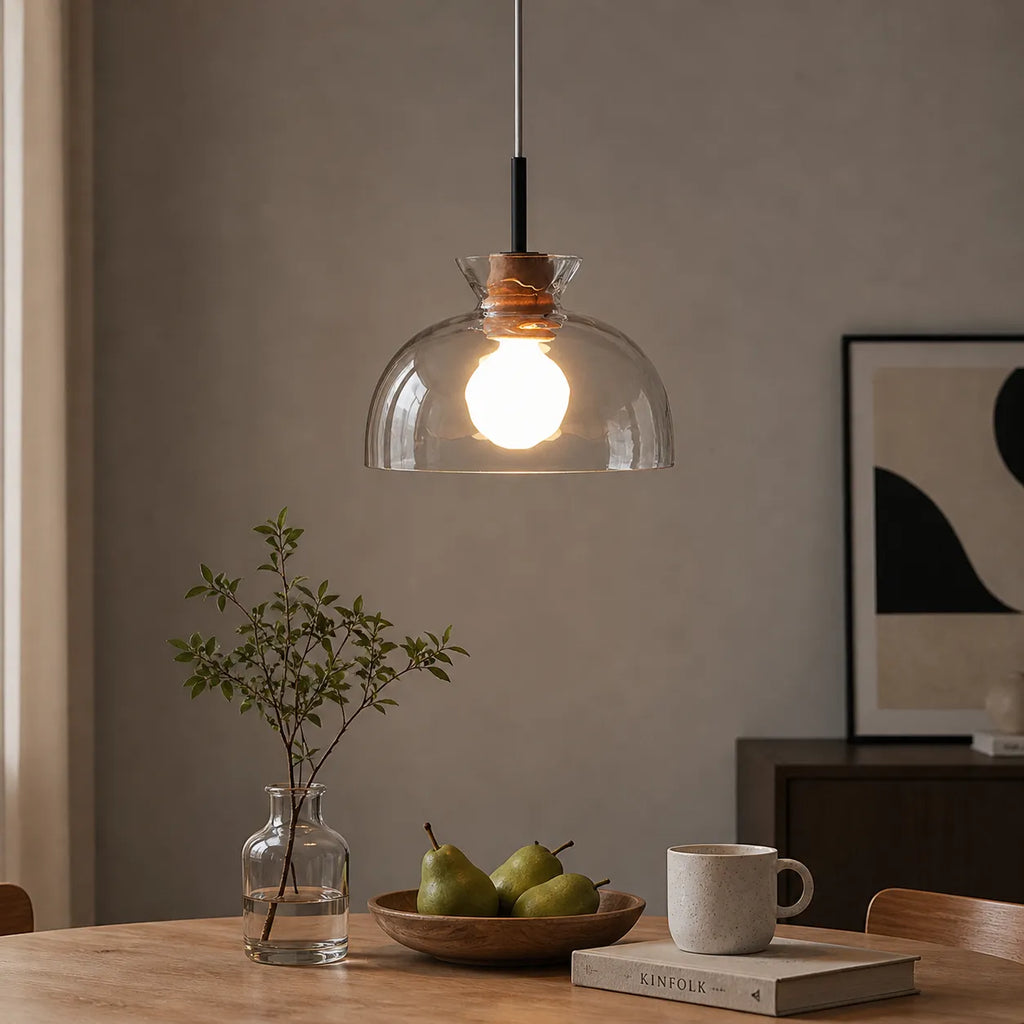 Lampada a sospensione con cupola in vetro trasparente e dettaglio in legno, ideale per soggiorno, sala da pranzo e cucina