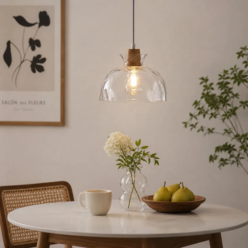 Lampada a sospensione con cupola in vetro trasparente e dettaglio in legno, ideale per soggiorno, sala da pranzo e cucina