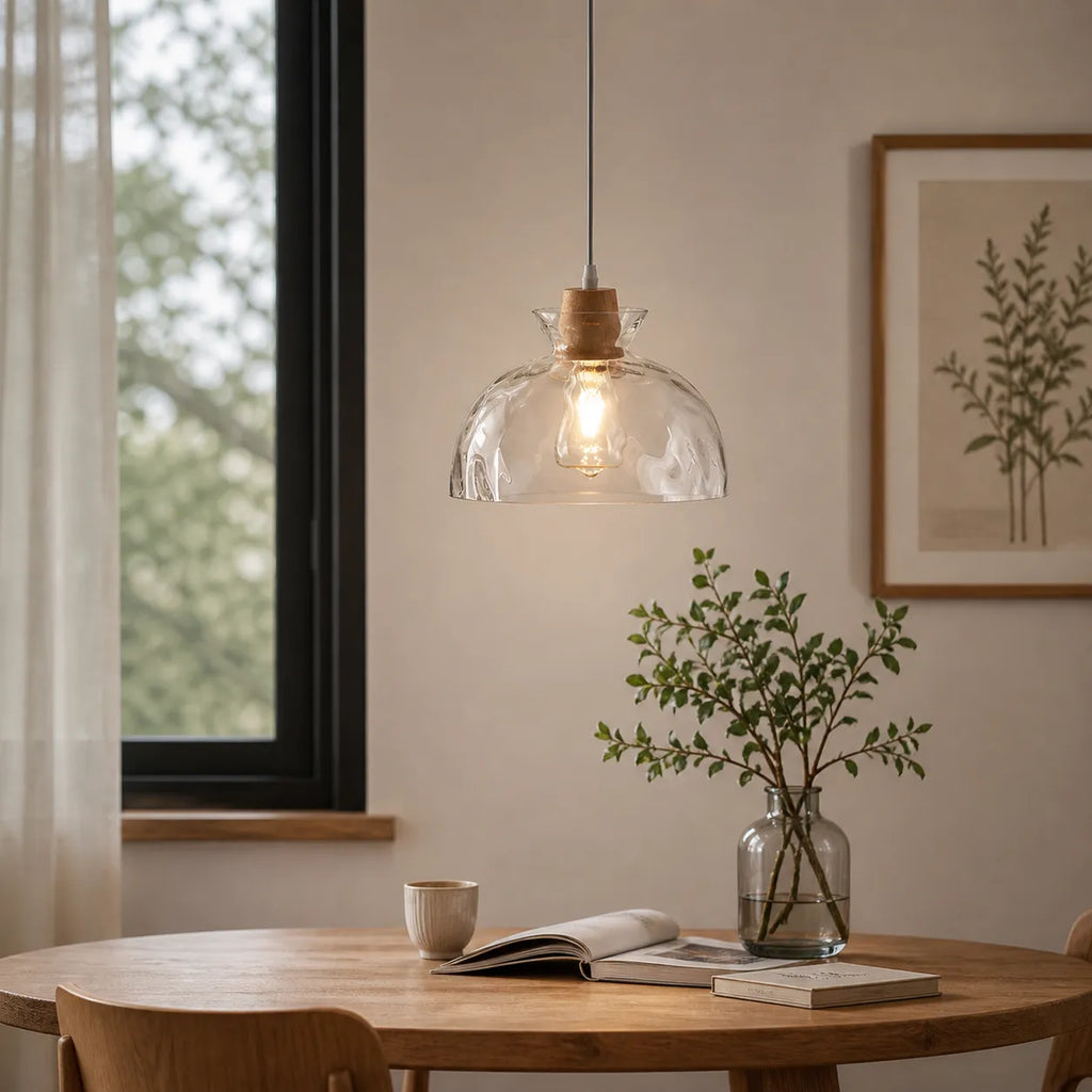 Lampada a sospensione con cupola in vetro trasparente e dettaglio in legno, ideale per soggiorno, sala da pranzo e cucina