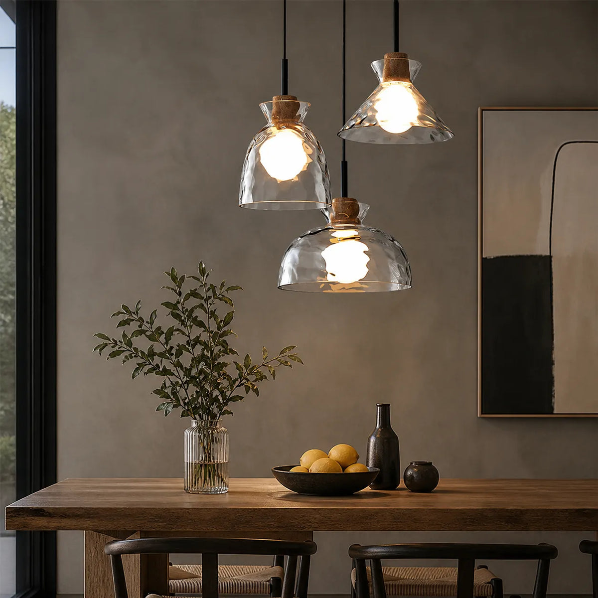 Lámpara colgante con cúpula de vidrio transparente y detalle de madera para sala de estar, comedor y cocina