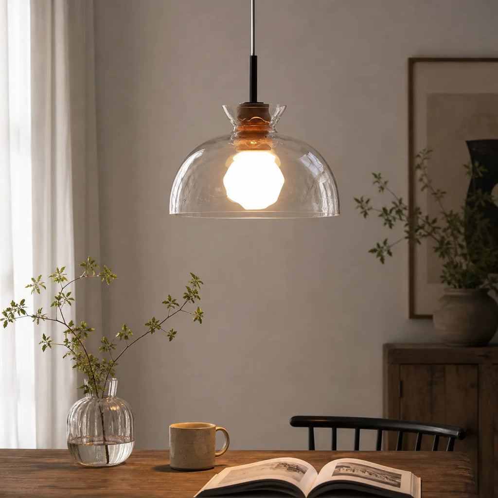 Lampada a sospensione con cupola in vetro trasparente e dettaglio in legno, ideale per soggiorno, sala da pranzo e cucina
