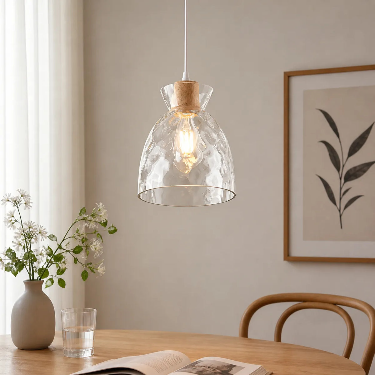 Lámpara colgante con cúpula de vidrio transparente y detalle de madera para sala de estar, comedor y cocina
