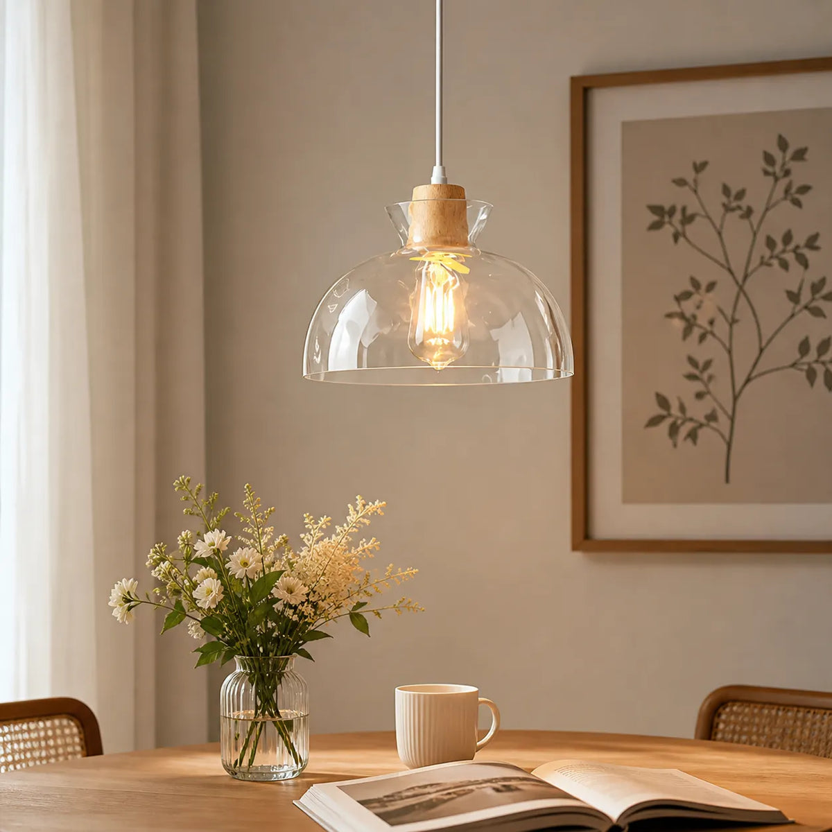 Lámpara colgante con cúpula de vidrio transparente y detalle de madera para sala de estar, comedor y cocina