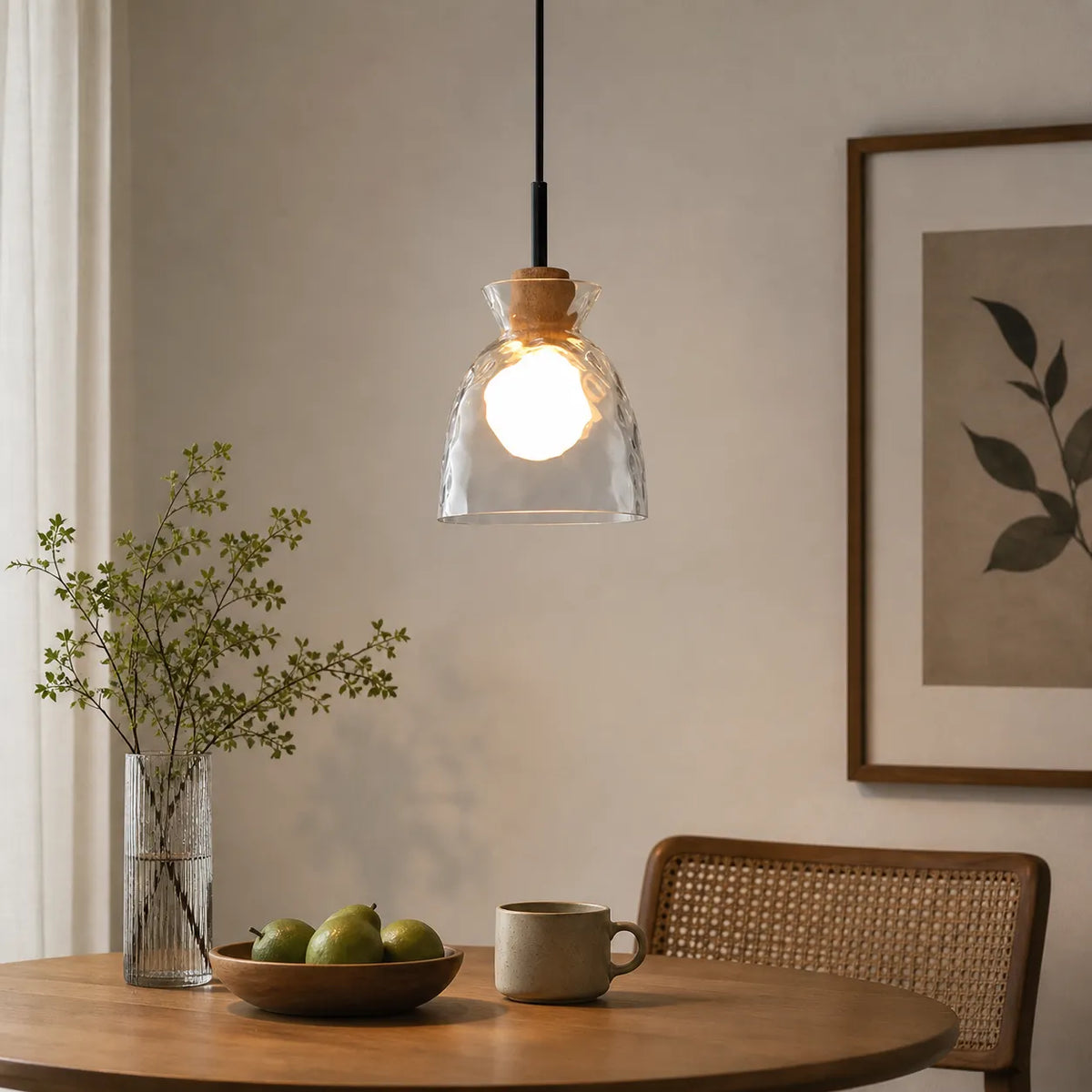 Lámpara colgante con cúpula de vidrio transparente y detalle de madera para sala de estar, comedor y cocina