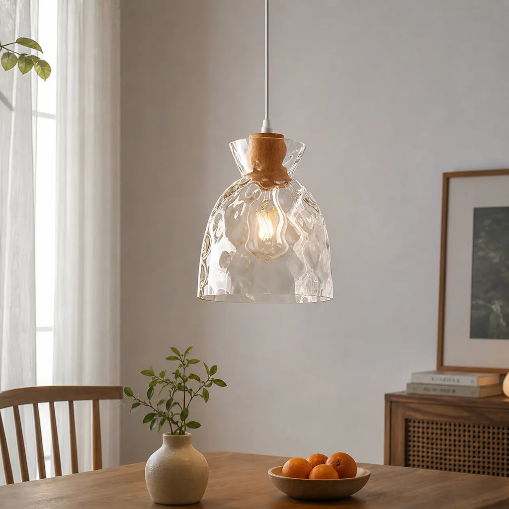 Lampada a sospensione con cupola in vetro trasparente e dettaglio in legno, ideale per soggiorno, sala da pranzo e cucina