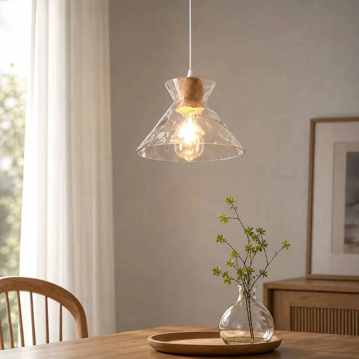 Lámpara colgante con cúpula de vidrio transparente y detalle de madera para sala de estar, comedor y cocina