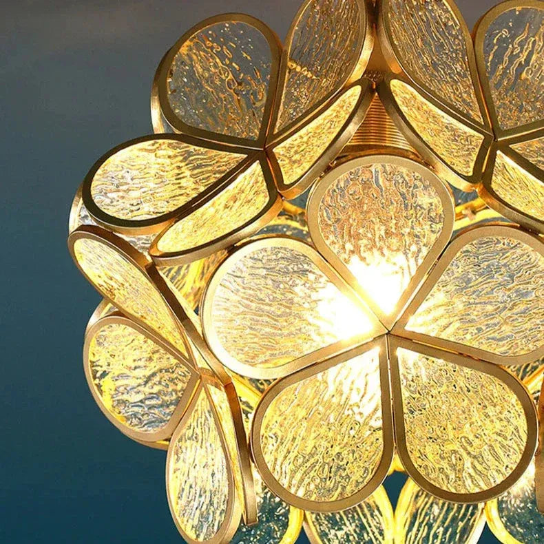 Pendelleuchte mit skulpturalem Glasblütendesign und Steindetails