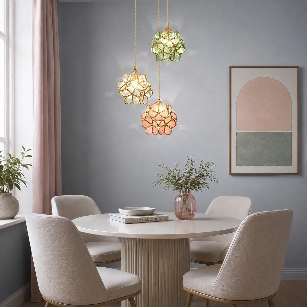 Pendelleuchte mit skulpturalem Glasblütendesign und Steindetails