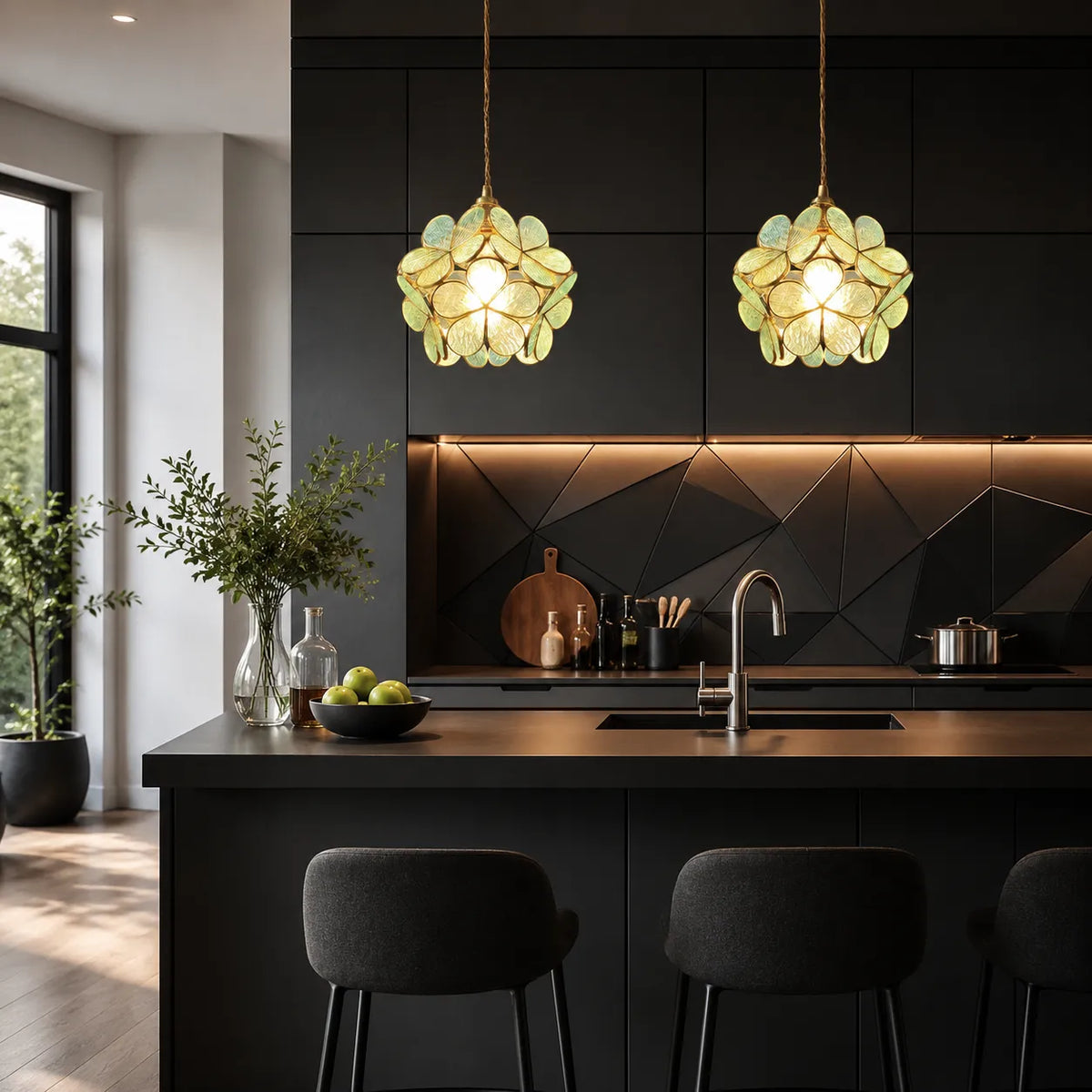 Pendelleuchte mit skulpturalem Glasblütendesign und Steindetails