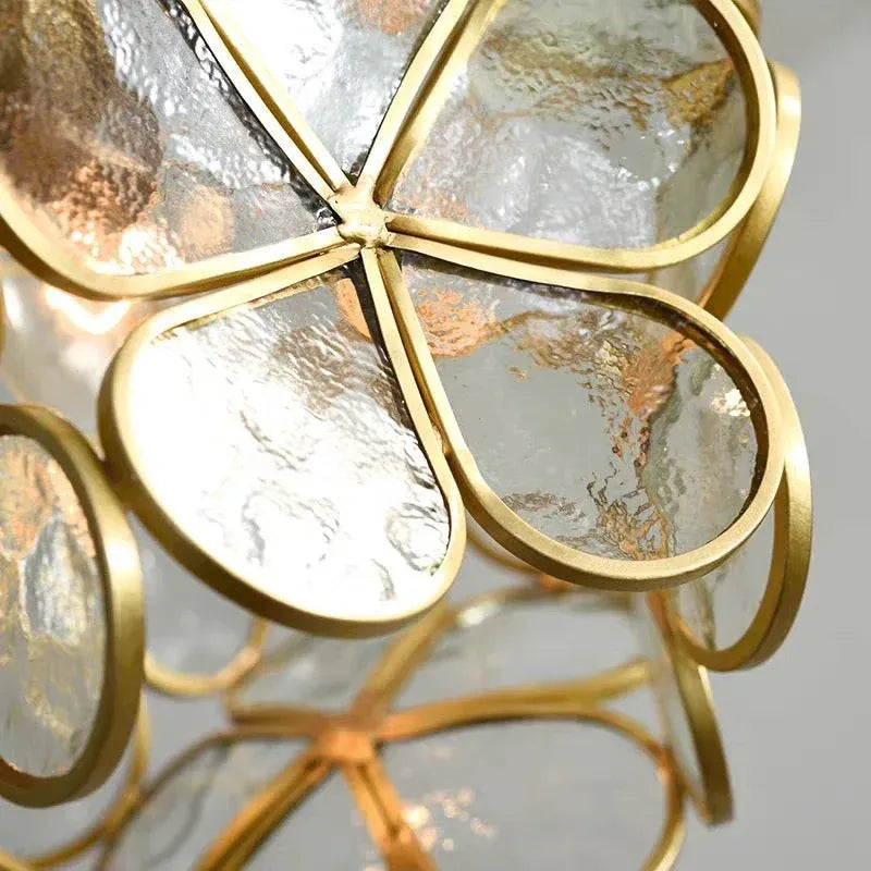 Pendelleuchte mit skulpturalem Glasblütendesign und Steindetails