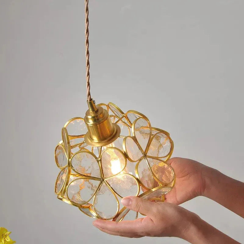 Pendelleuchte mit skulpturalem Glasblütendesign und Steindetails