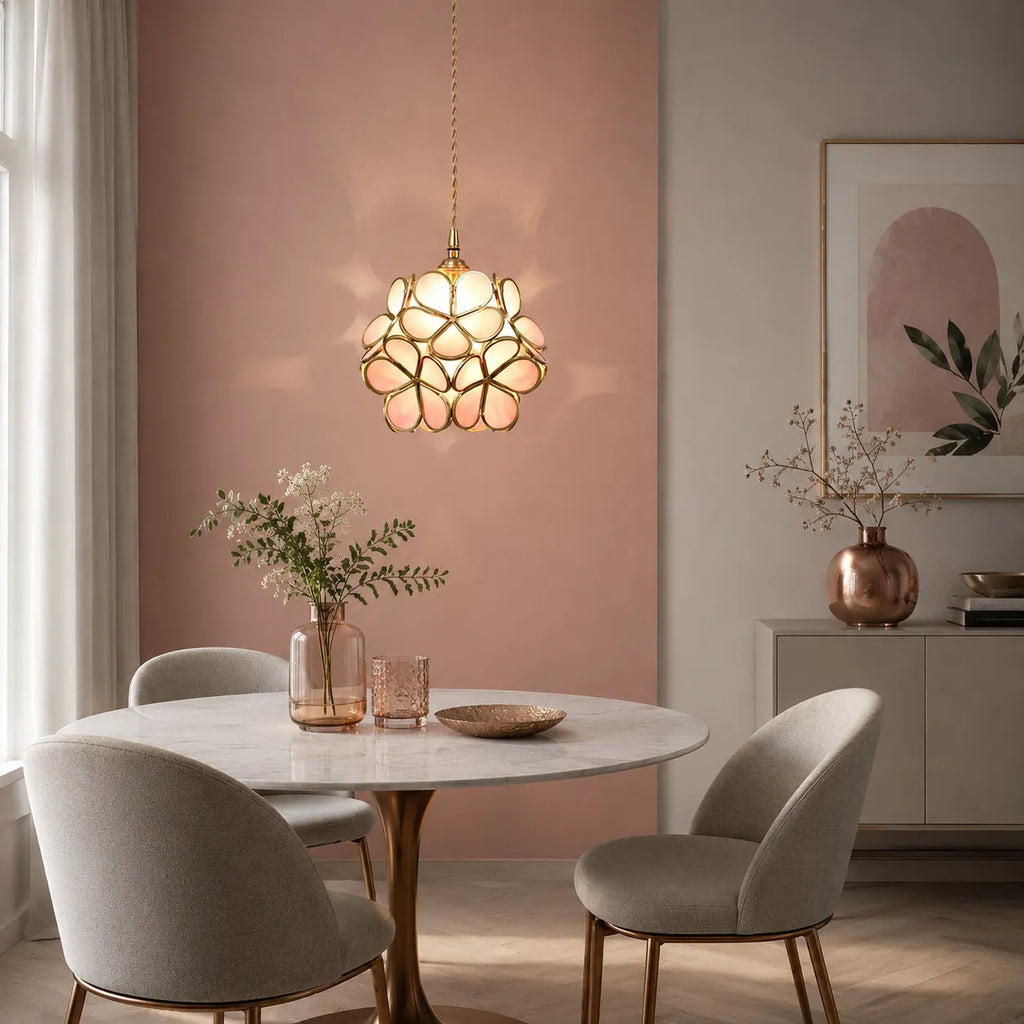 Pendelleuchte mit skulpturalem Glasblütendesign und Steindetails