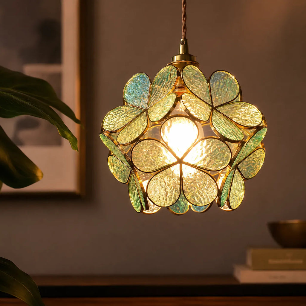 Pendelleuchte mit skulpturalem Glasblütendesign und Steindetails