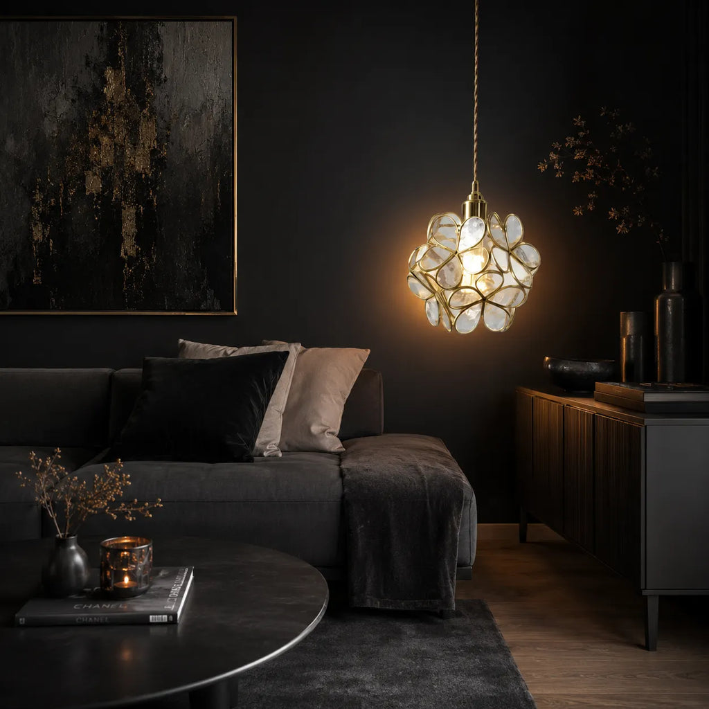 Pendelleuchte mit skulpturalem Glasblütendesign und Steindetails
