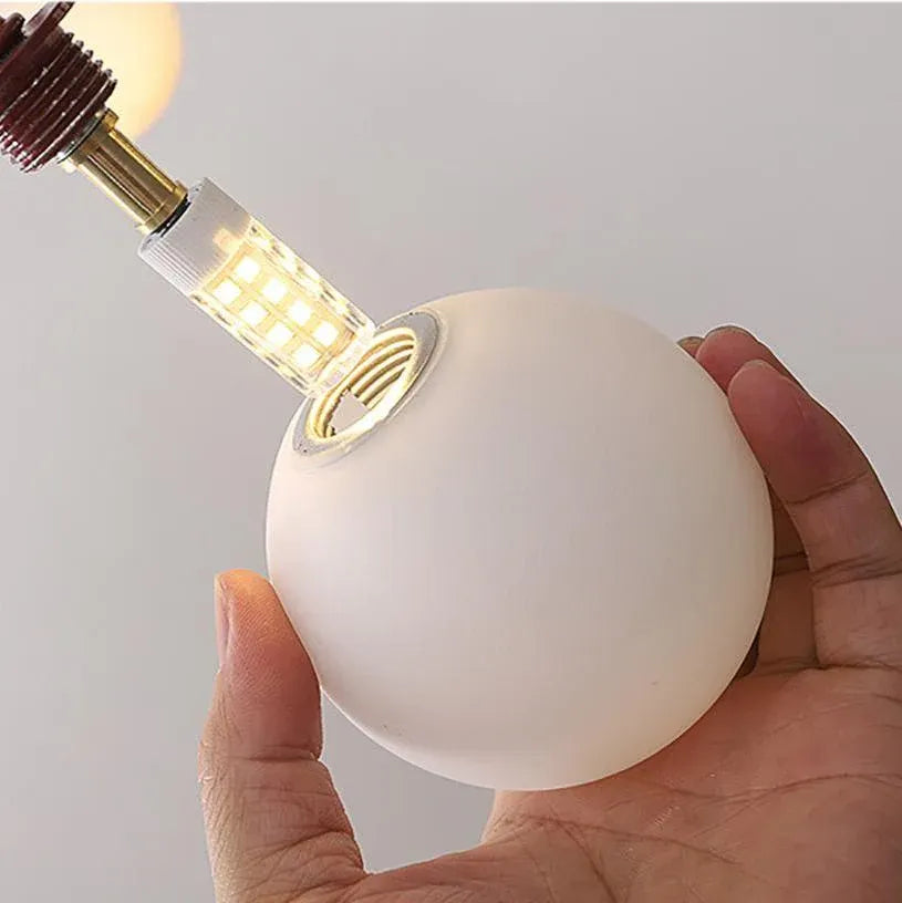 Lámpara colgante con pantalla de vidrio soplado a mano y estructura metálica para comedor y sala de estar