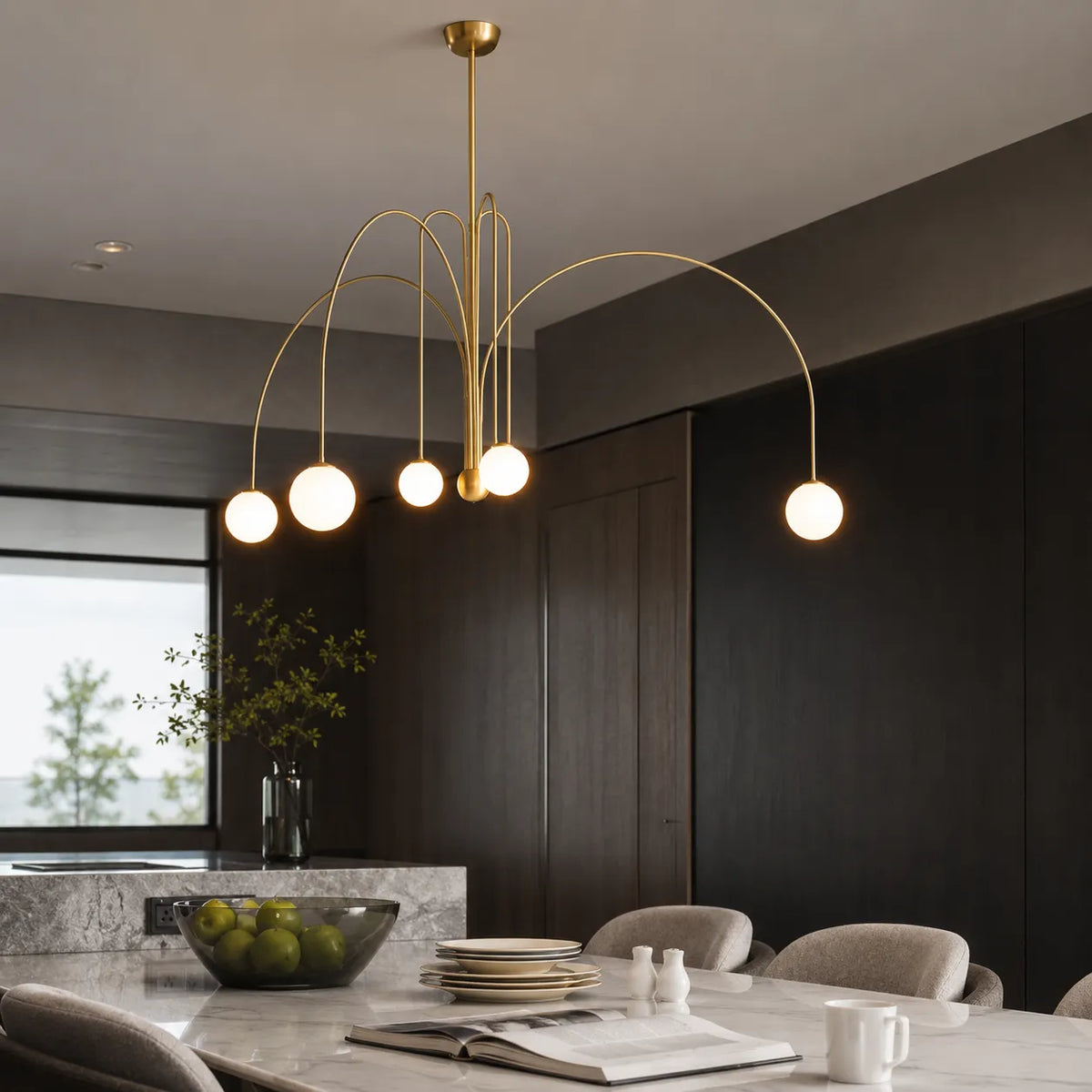 Pendelleuchte mit mundgeblasenem Glasschirm und Metallrahmen für Ess- und Wohnzimmer