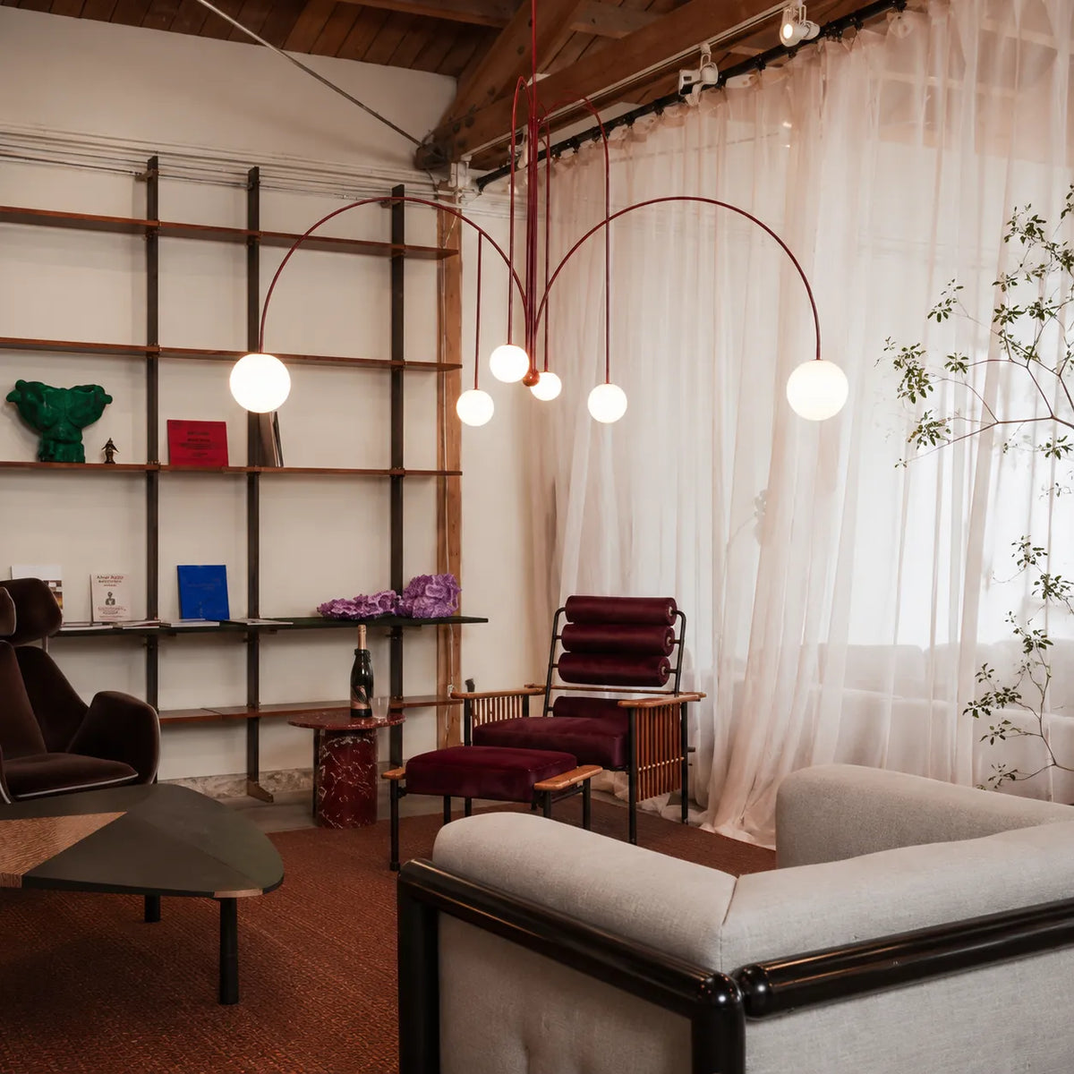 Pendelleuchte mit mundgeblasenem Glasschirm und Metallrahmen für Ess- und Wohnzimmer