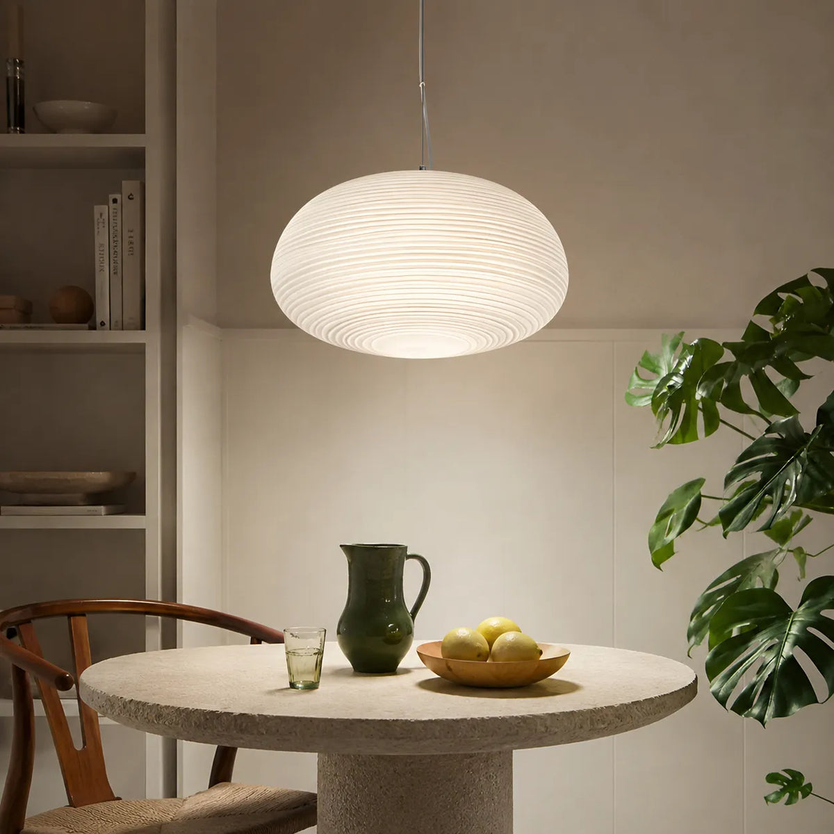 Suspension avec verre opalin nervuré et suspension réglable