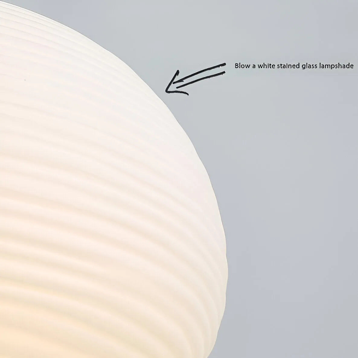 Suspension avec verre opalin nervuré et suspension réglable