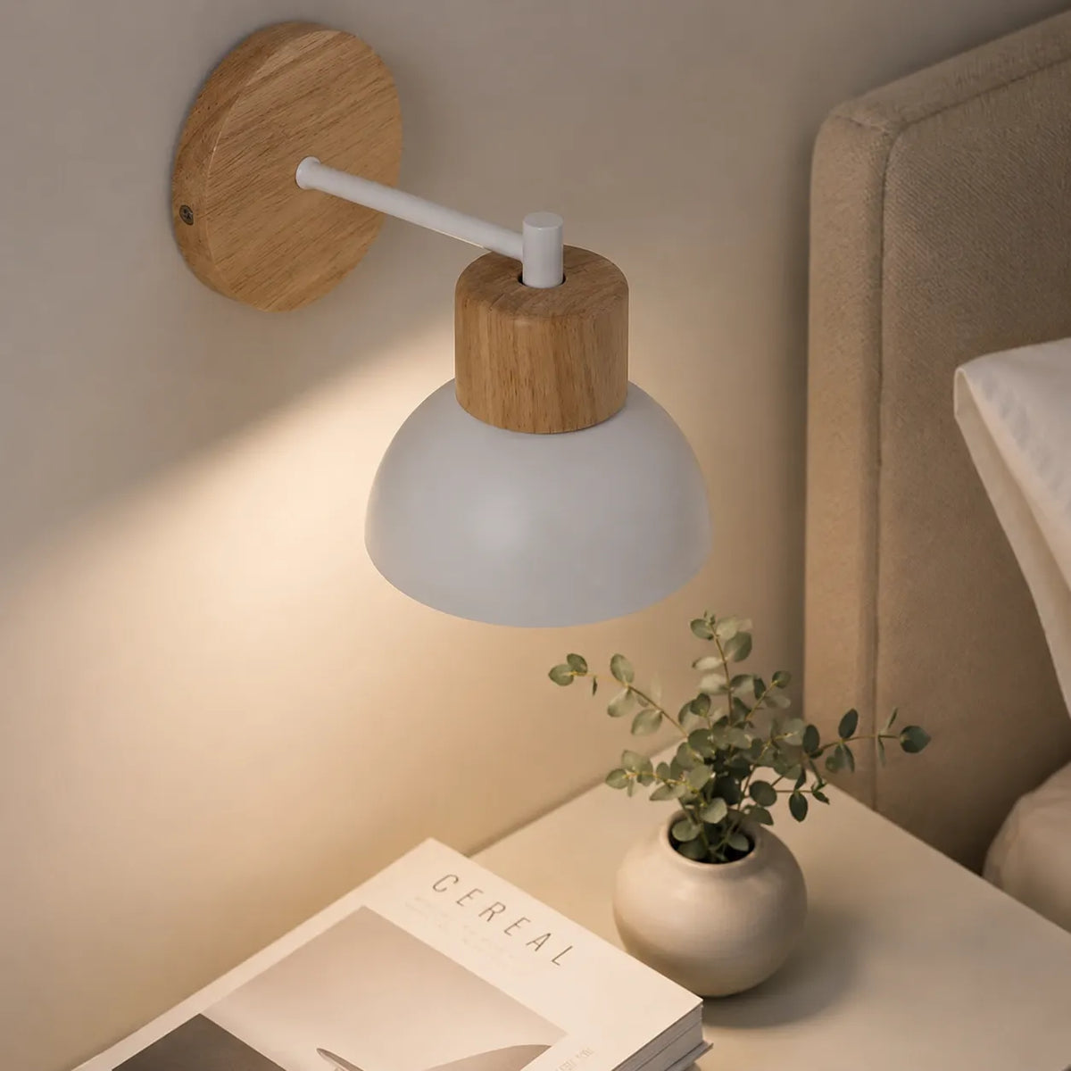 Applique da soggiorno con legno naturale e struttura in ferro, moderna e adatta al comodino