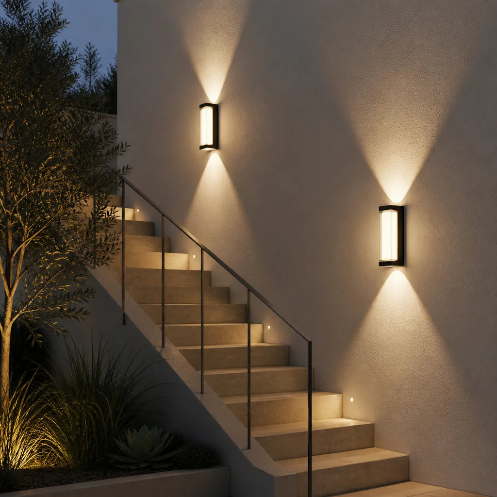 Applique murale d’extérieur avec diffuseur en acrylique dépoli et éclairage LED vers le haut et vers le bas