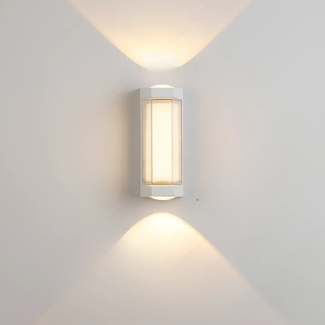 Applique murale d’extérieur avec diffuseur en acrylique dépoli et éclairage LED vers le haut et vers le bas