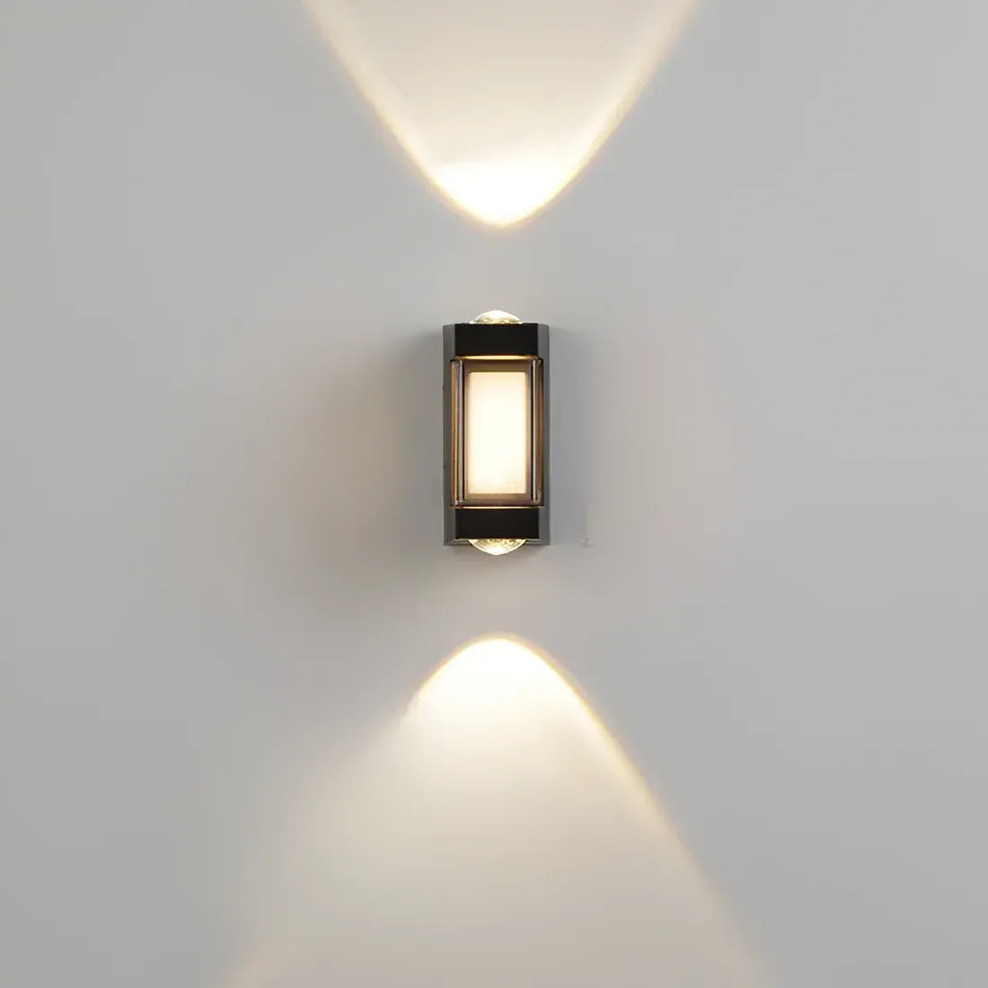 Applique murale d’extérieur avec diffuseur en acrylique dépoli et éclairage LED vers le haut et vers le bas