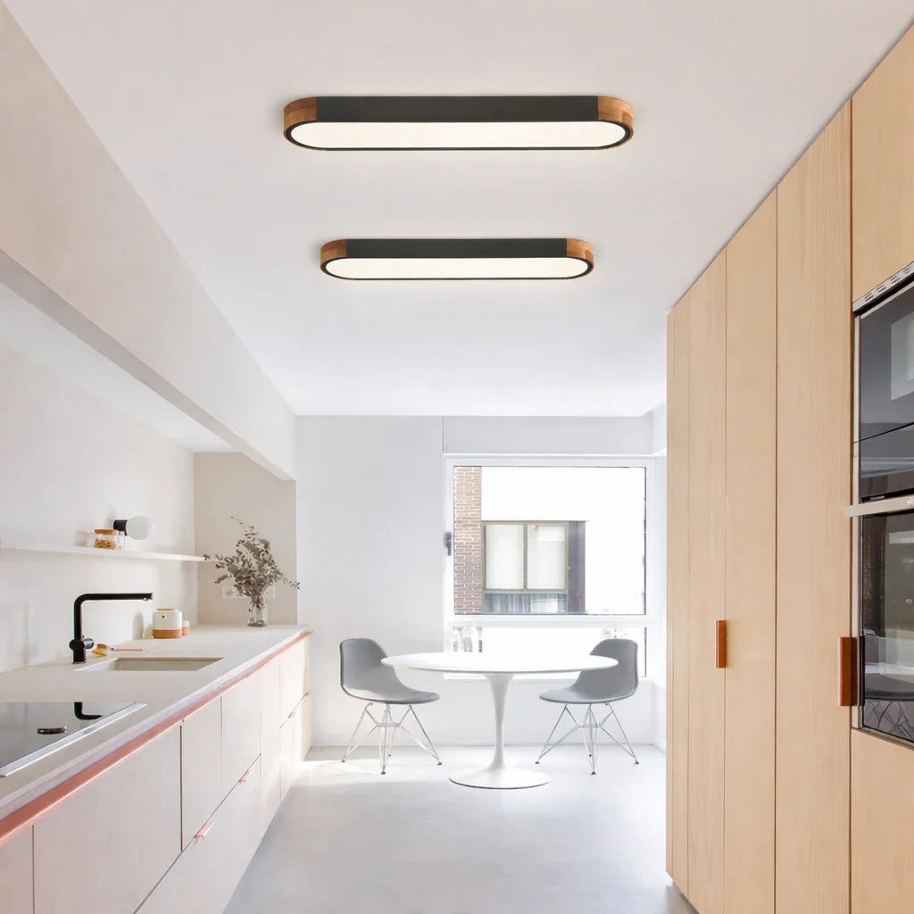 LED-Deckenleuchte mit ovalem Akzent aus Holz