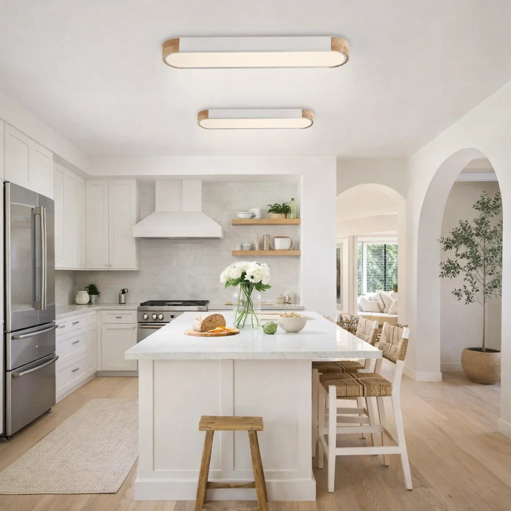 Plafoniera LED a conchiglia con dettaglio ovale in legno, aderente al soffitto