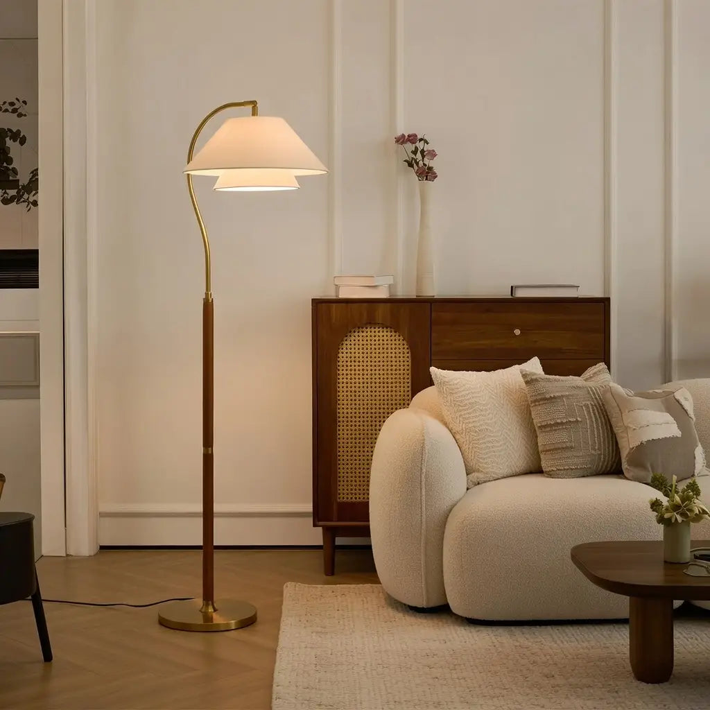 Lampada da terra ad arco con struttura in legno di metà secolo e paralume in tessuto, per il soggiorno