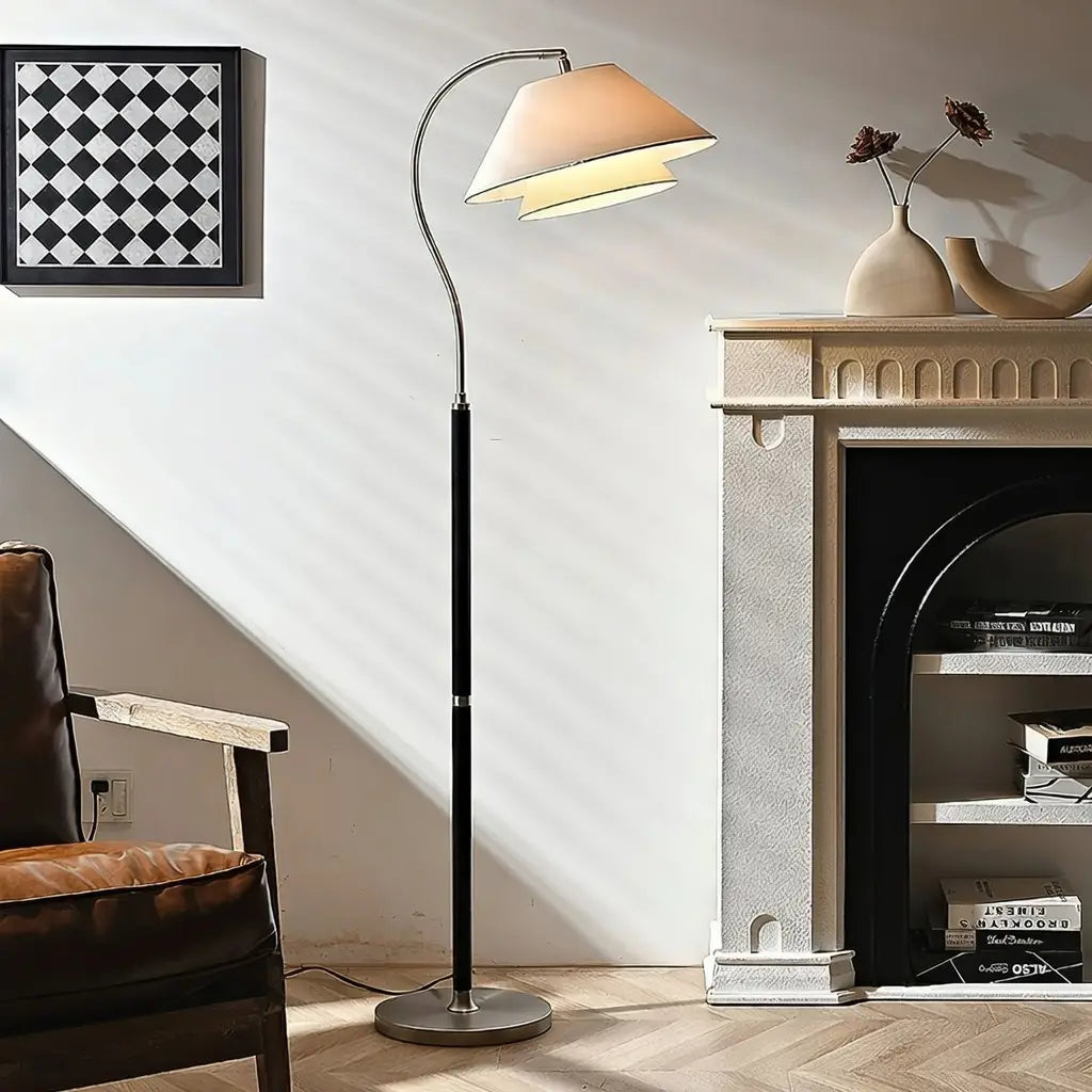 Lampada da terra ad arco con struttura in legno di metà secolo e paralume in tessuto, per il soggiorno