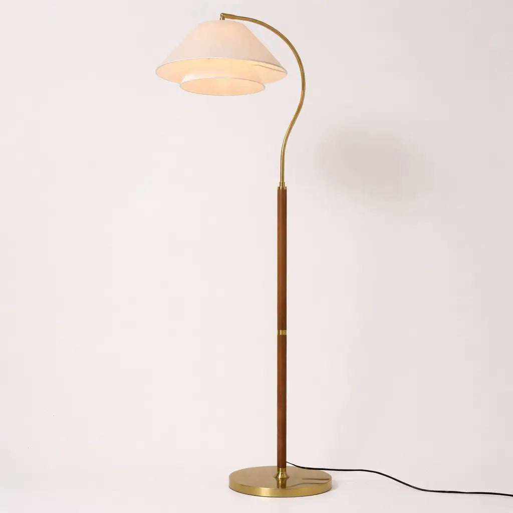 Lampada da terra ad arco con struttura in legno di metà secolo e paralume in tessuto, per il soggiorno