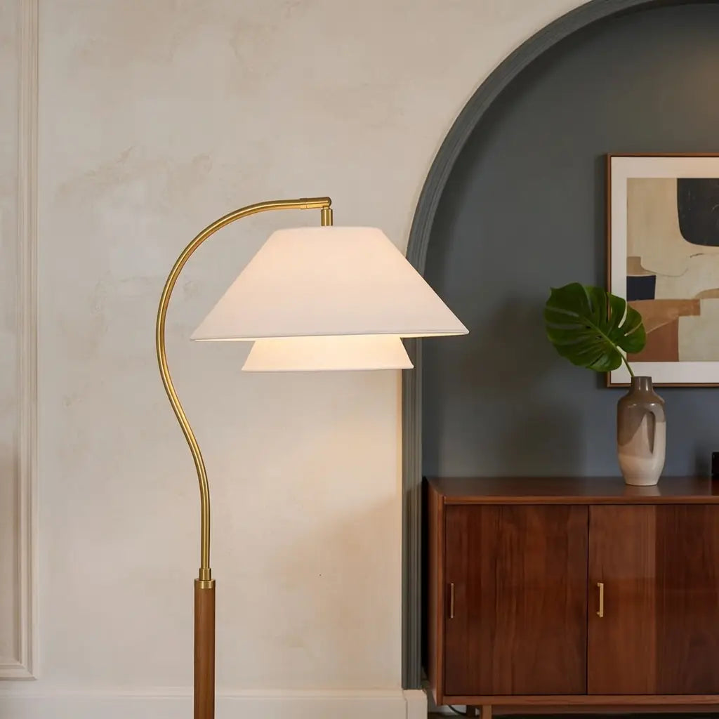Lampada da terra ad arco con struttura in legno di metà secolo e paralume in tessuto, per il soggiorno