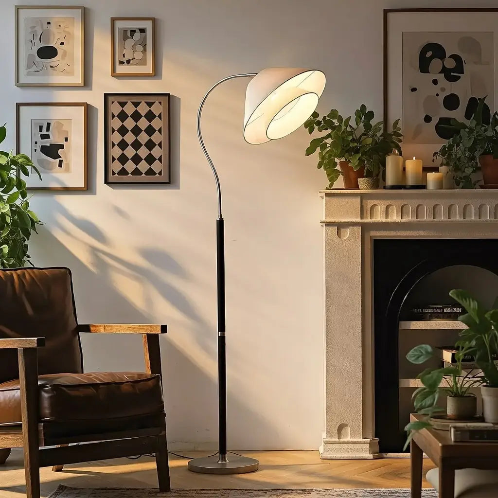 Lampada da terra ad arco con struttura in legno di metà secolo e paralume in tessuto, per il soggiorno