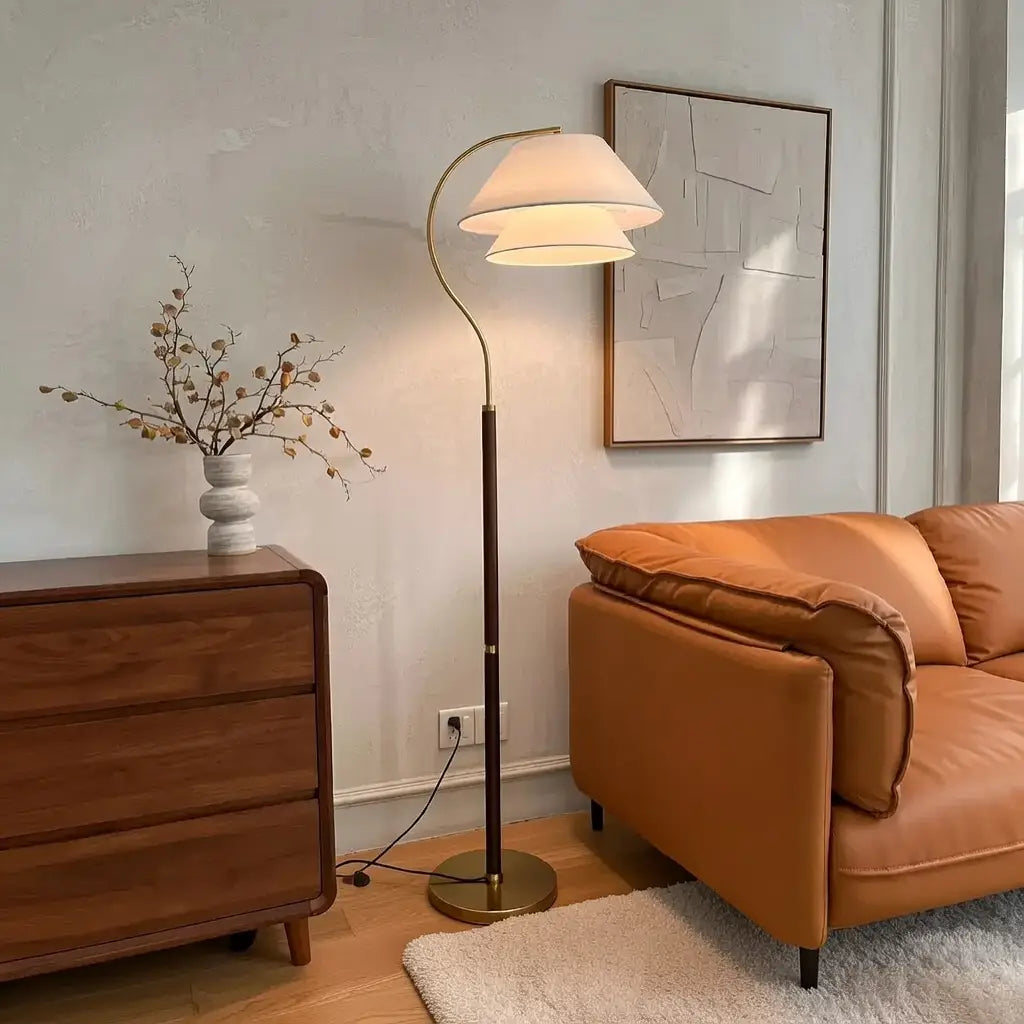 Lampada da terra ad arco con struttura in legno di metà secolo e paralume in tessuto, per il soggiorno