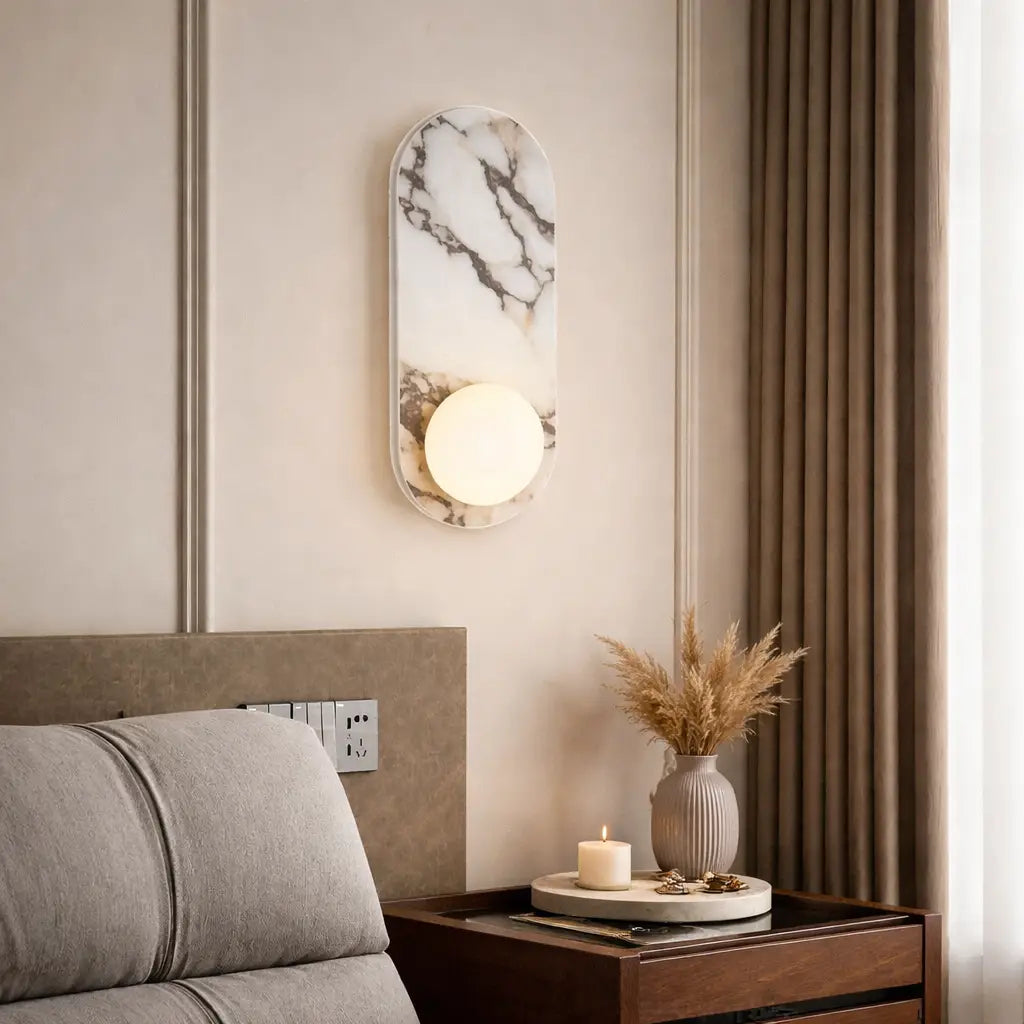 Aplique de pared con placa trasera de mármol y globo de vidrio, iluminación moderna de mediados de siglo