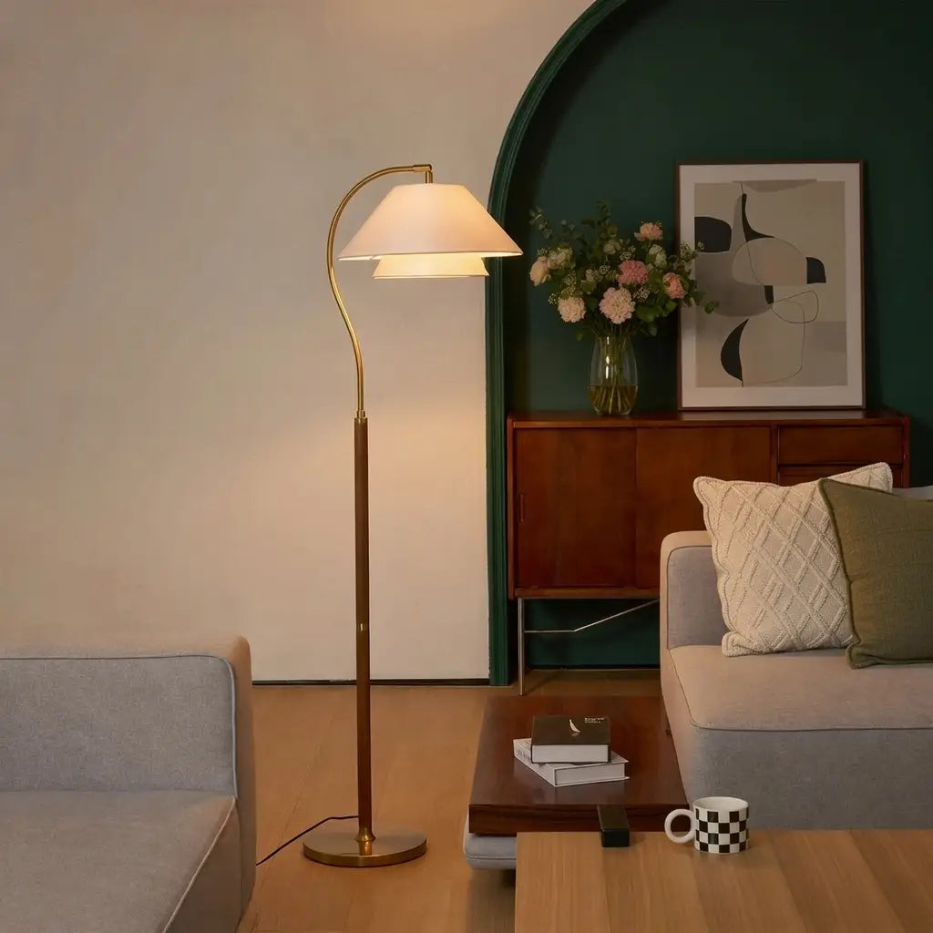 Lampada da terra ad arco con struttura in legno di metà secolo e paralume in tessuto, per il soggiorno