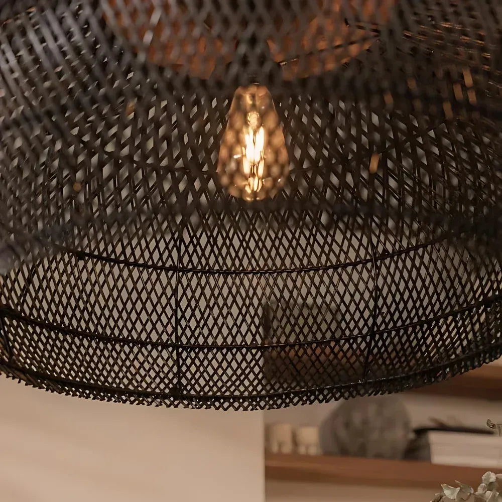 Luminaire suspendu en rotin tissé à la main, à tissage ajouré et à douce lumière d’ambiance