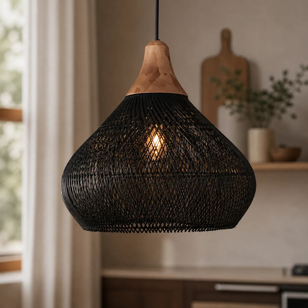 Luminaire suspendu en rotin tissé à la main, à tissage ajouré et à douce lumière d’ambiance
